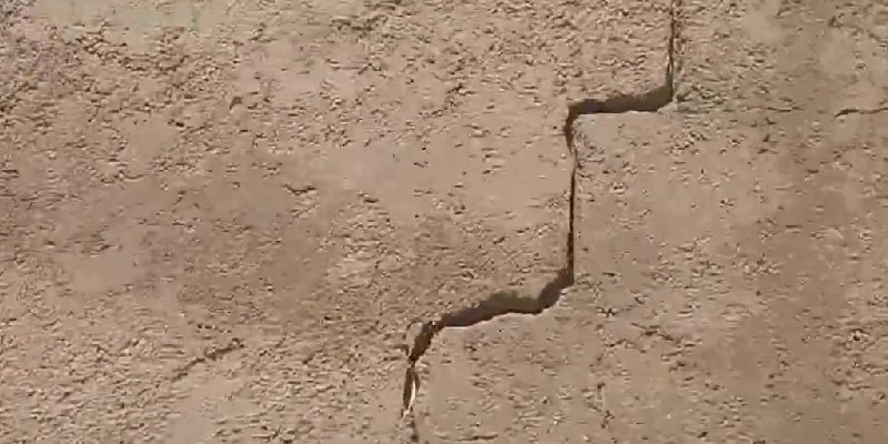 ترک دیوار از نشست خاک